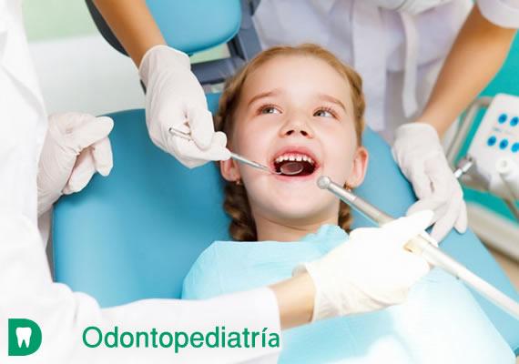 La odontopediatría es la rama encargada del cuidado y tratamiento en dentaduras de niños, desde su nacimiento hasta la pre adolescencia; trata de controlar y tratar las posibles lesiones y anomalías que surjan durante este tiempo.